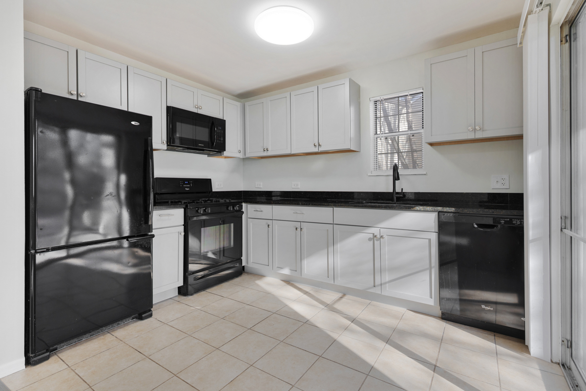 63 N Victoria Lane #A, Streamwood, IL 60107