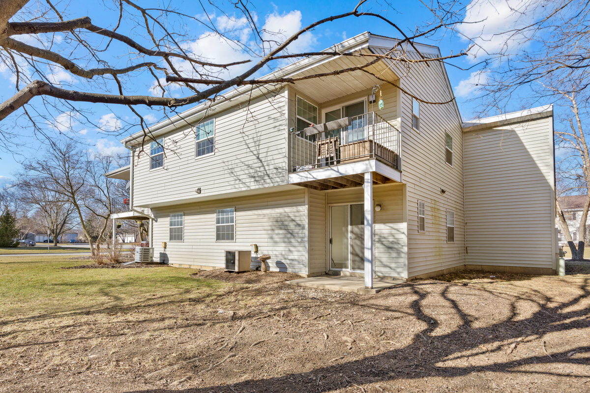 63 N Victoria Lane #A, Streamwood, IL 60107