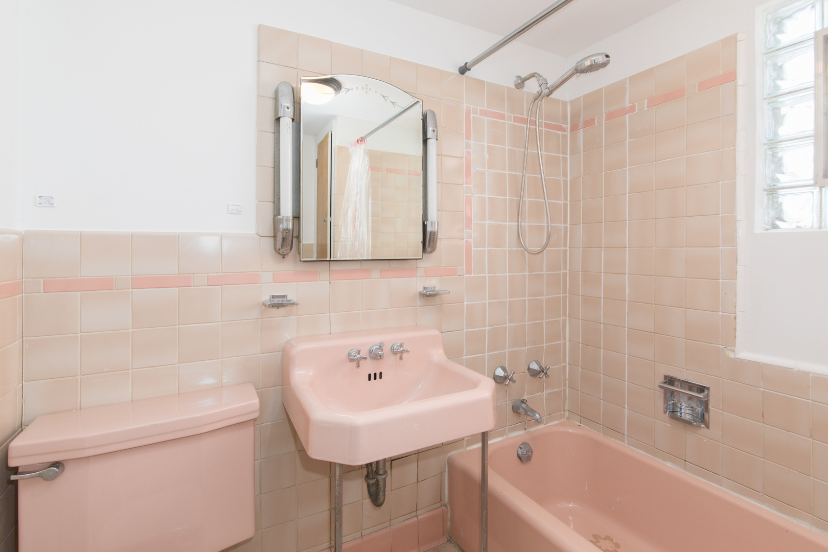 7340 W Keeney Street, Niles, IL 60714