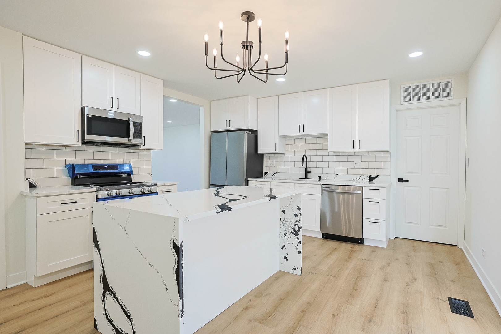 7784 Huntington Circle, Hanover Park, IL 60133