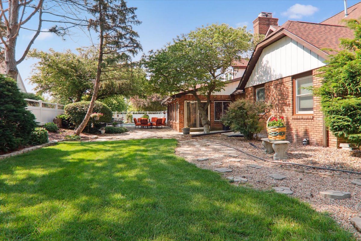 2215 Woodfield Road, Bloomington, IL 61704