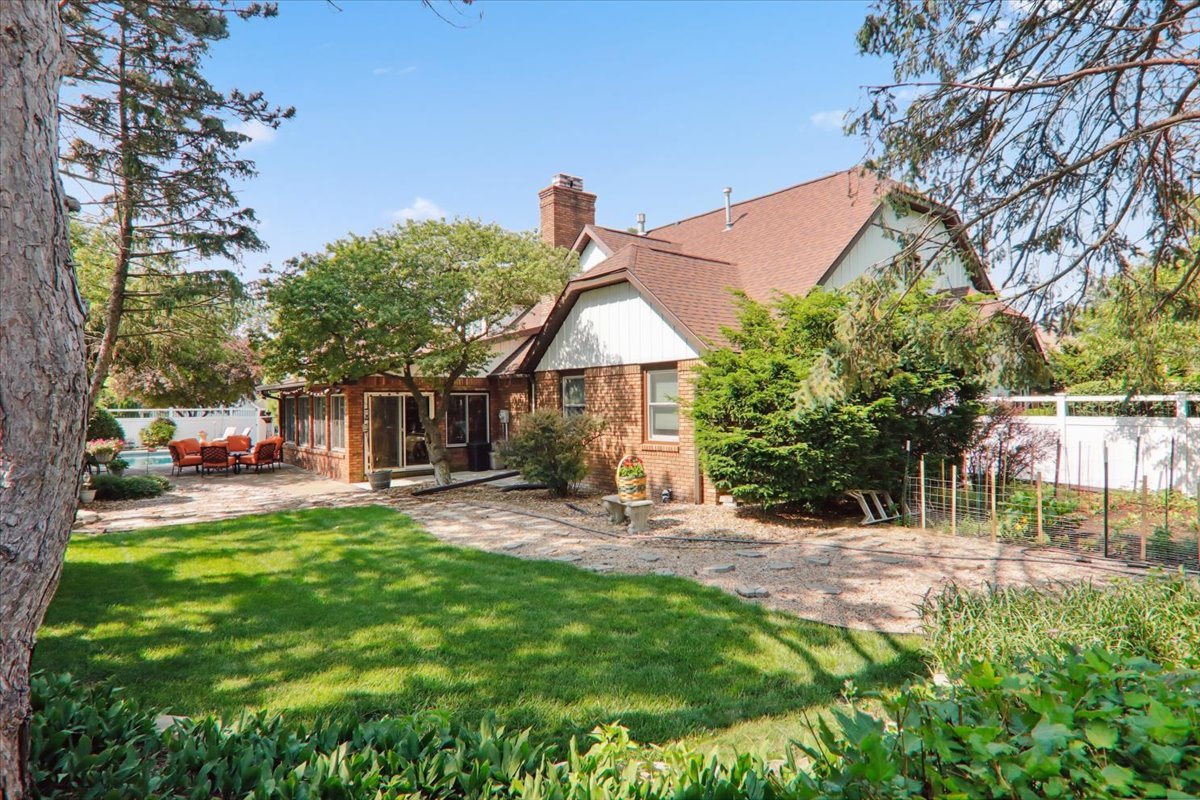 2215 Woodfield Road, Bloomington, IL 61704