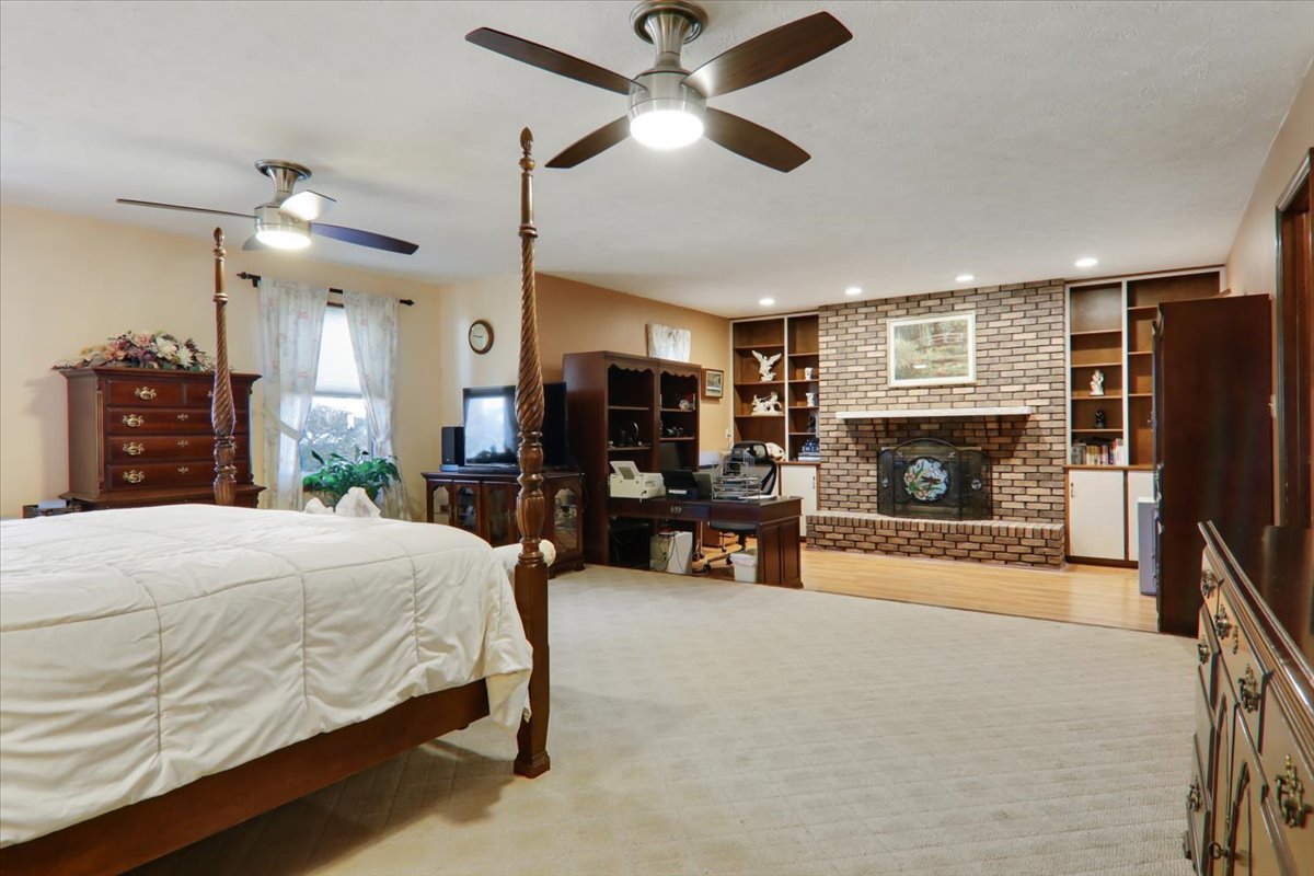 2215 Woodfield Road, Bloomington, IL 61704