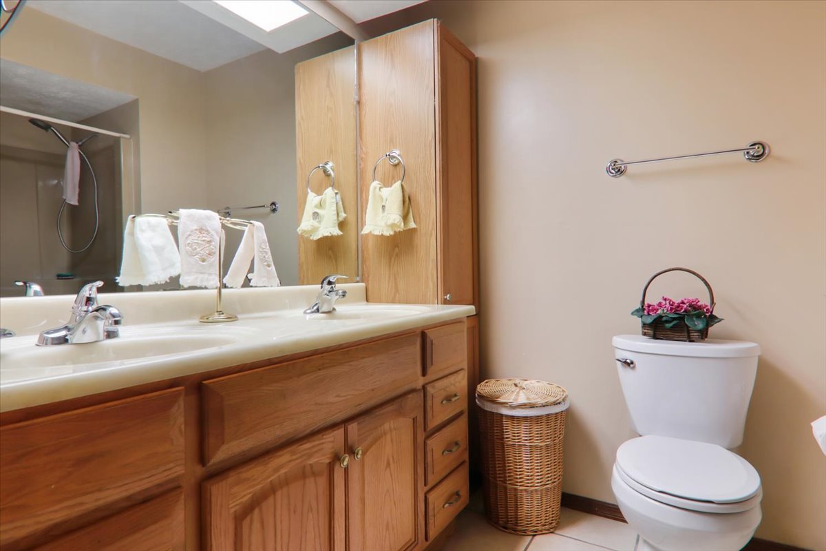 2215 Woodfield Road, Bloomington, IL 61704