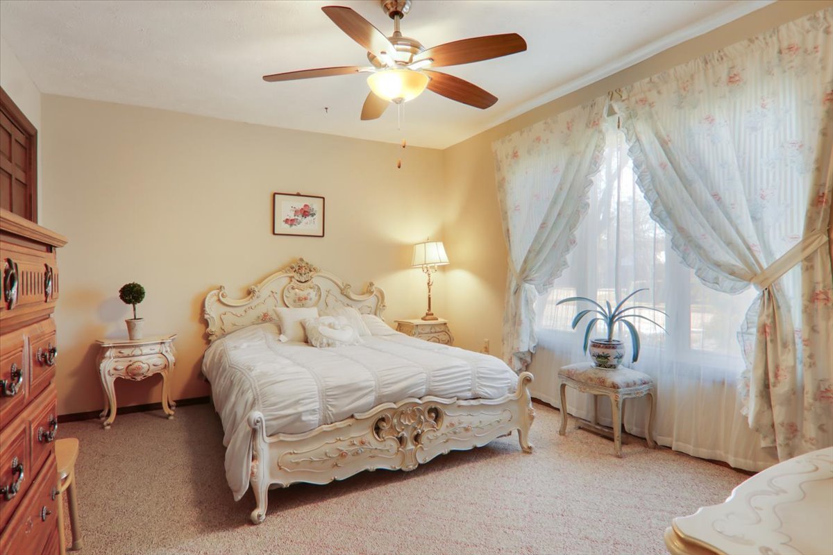 2215 Woodfield Road, Bloomington, IL 61704