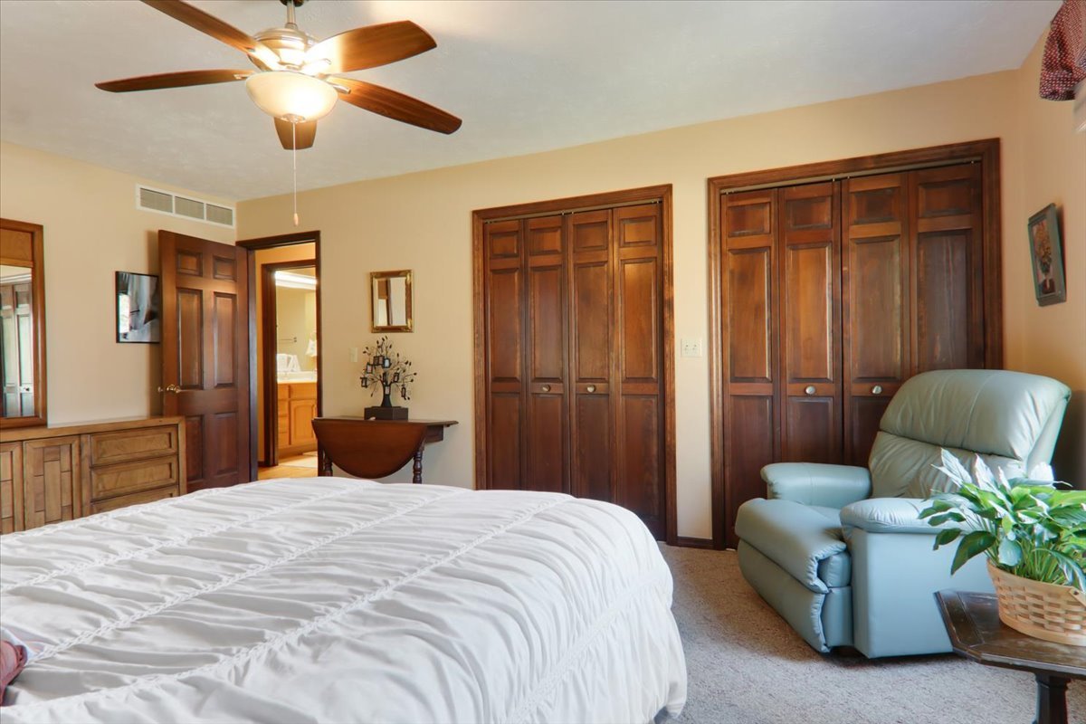 2215 Woodfield Road, Bloomington, IL 61704