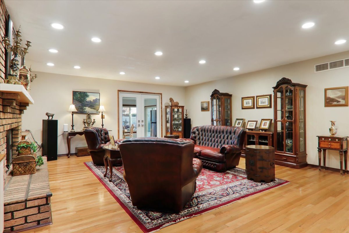 2215 Woodfield Road, Bloomington, IL 61704