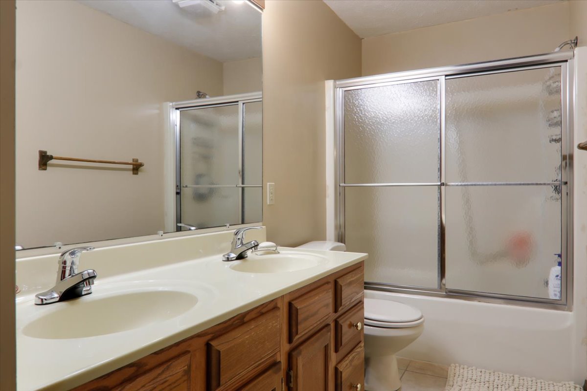 2215 Woodfield Road, Bloomington, IL 61704