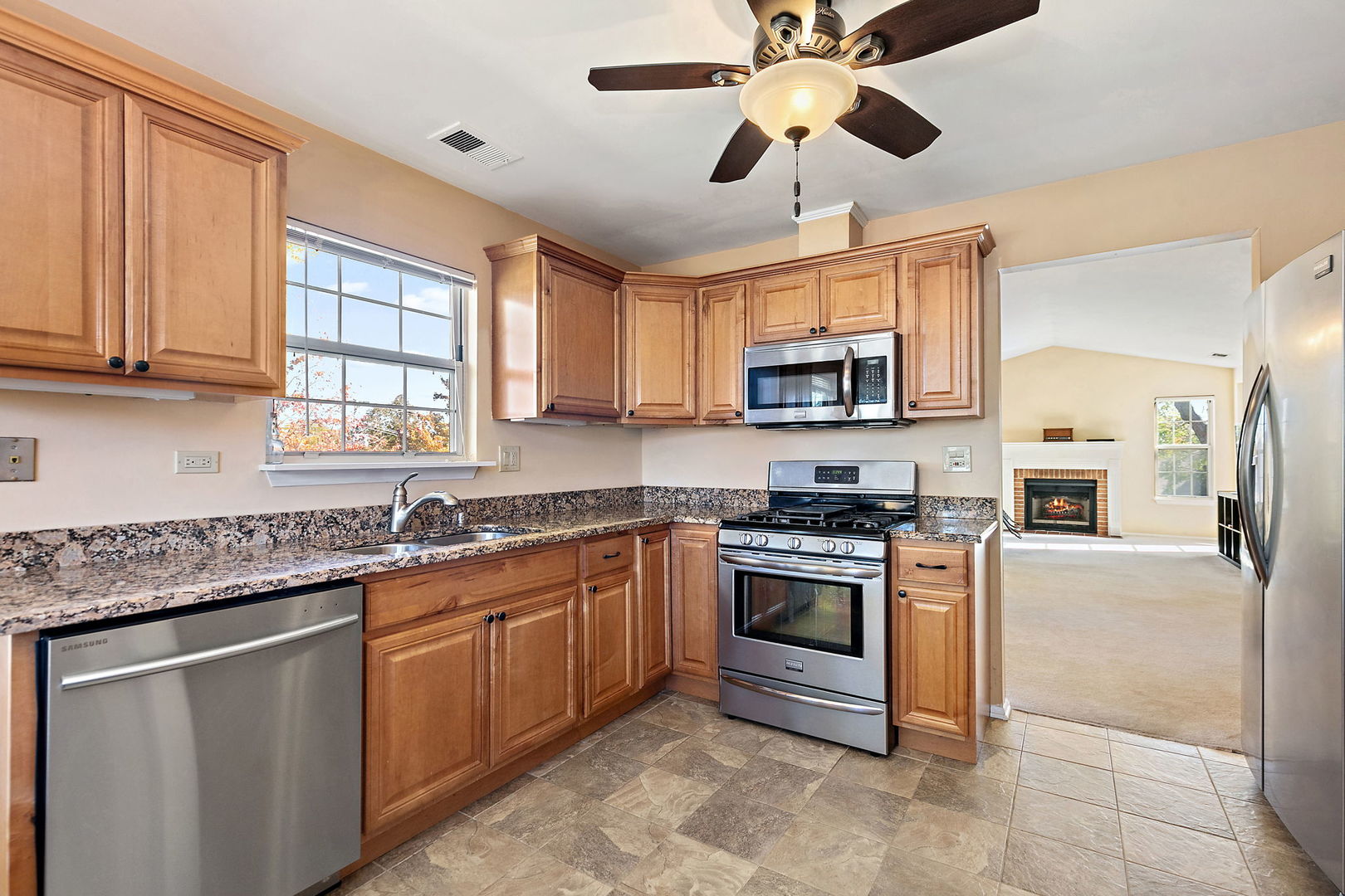 323 Green Knoll Lane #323, Streamwood, IL 60107