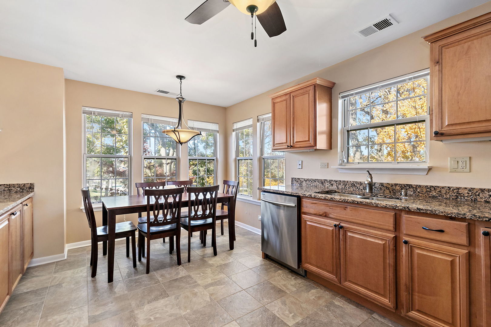 323 Green Knoll Lane #323, Streamwood, IL 60107