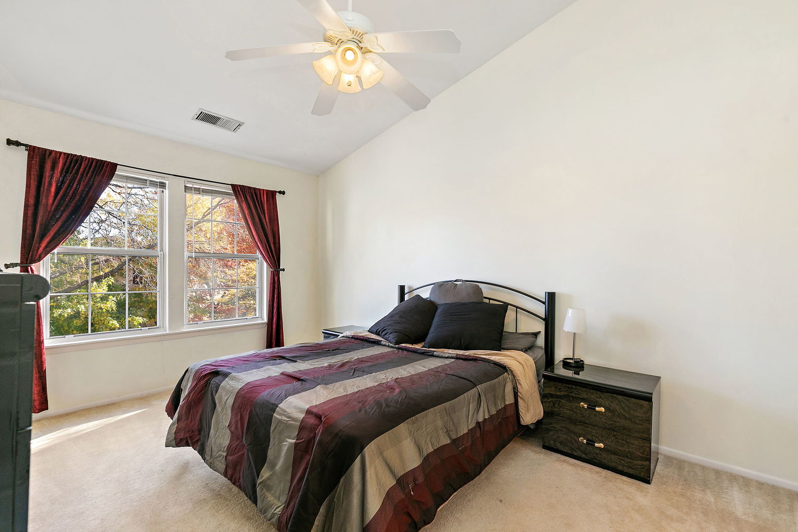 323 Green Knoll Lane #323, Streamwood, IL 60107