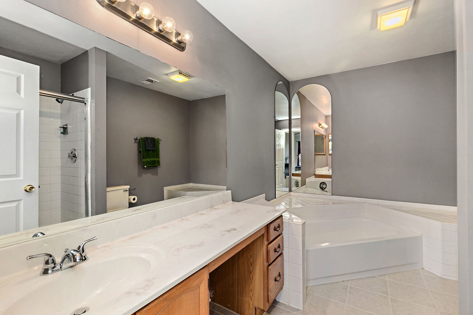 323 Green Knoll Lane #323, Streamwood, IL 60107