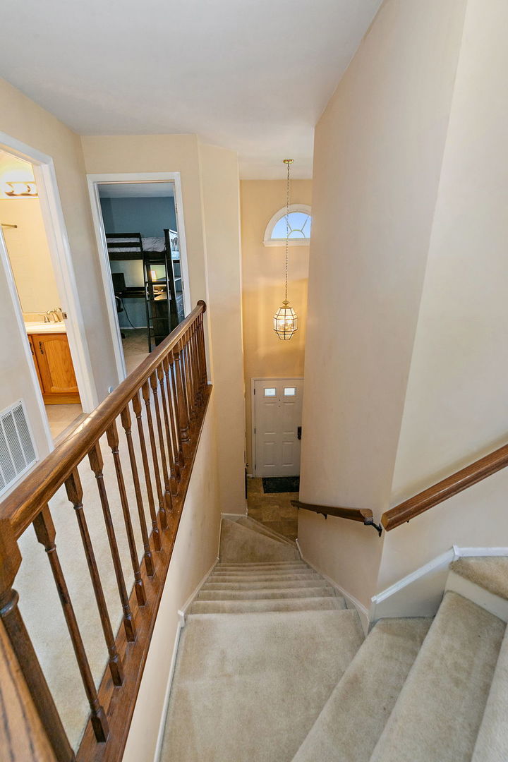 323 Green Knoll Lane #323, Streamwood, IL 60107