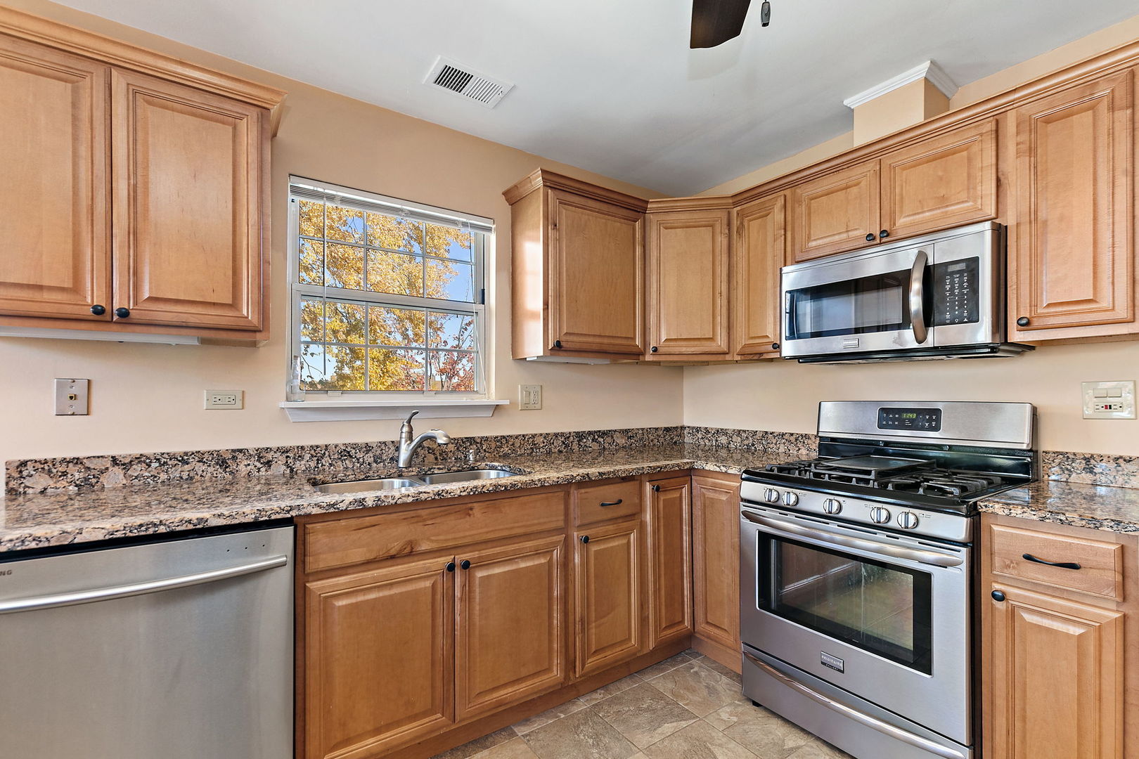 323 Green Knoll Lane #323, Streamwood, IL 60107