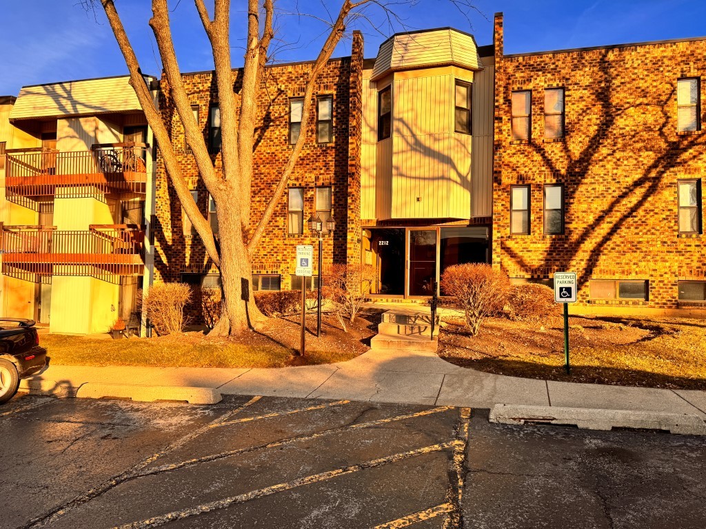 2212 Country Club Drive #6, Woodridge, IL 60517