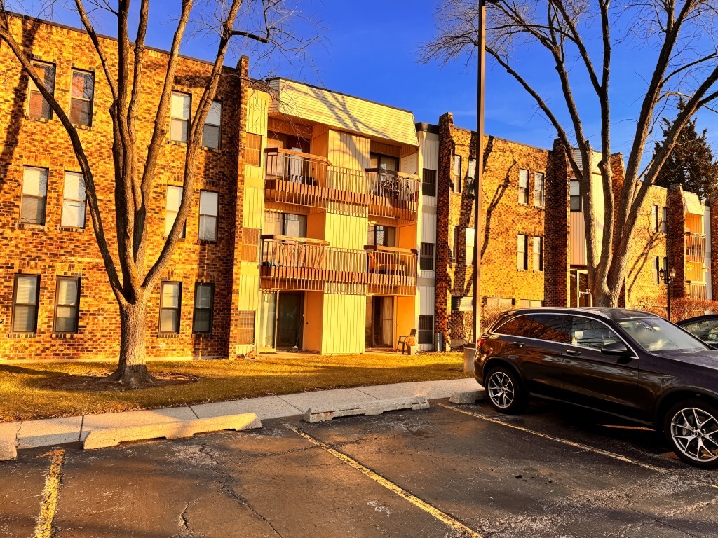 2212 Country Club Drive #6, Woodridge, IL 60517