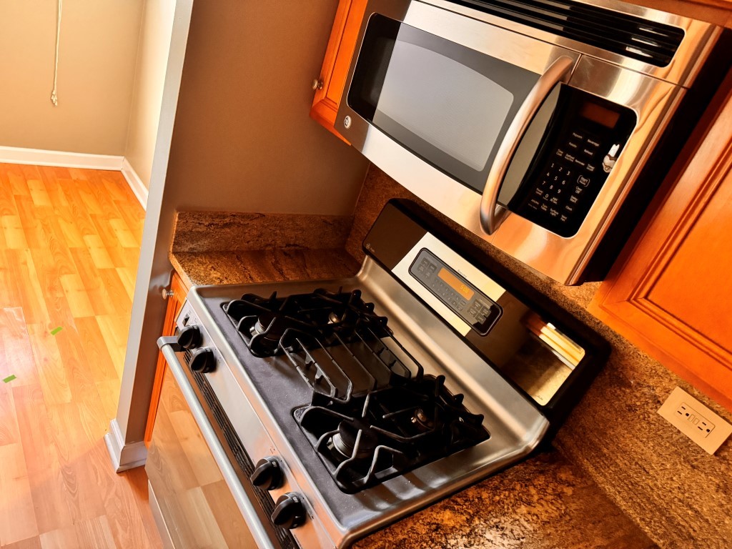 2212 Country Club Drive #6, Woodridge, IL 60517