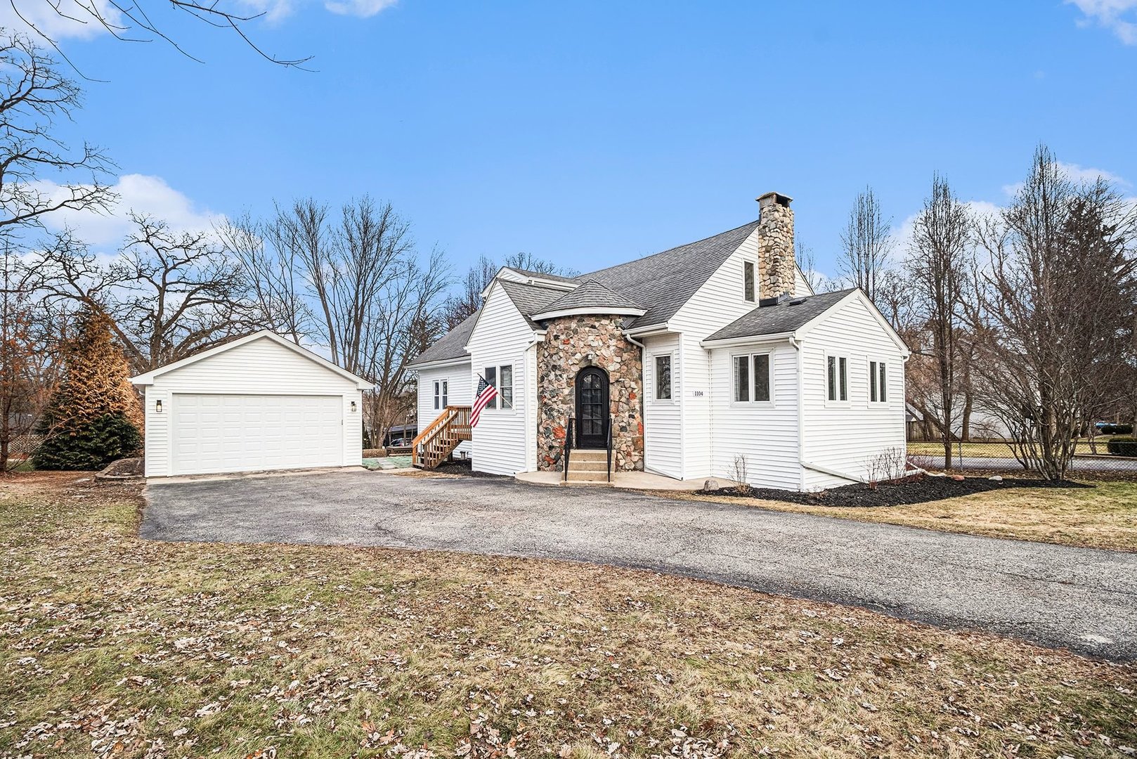 1104 Hillcrest Avenue, Fox River Grove, IL 60021