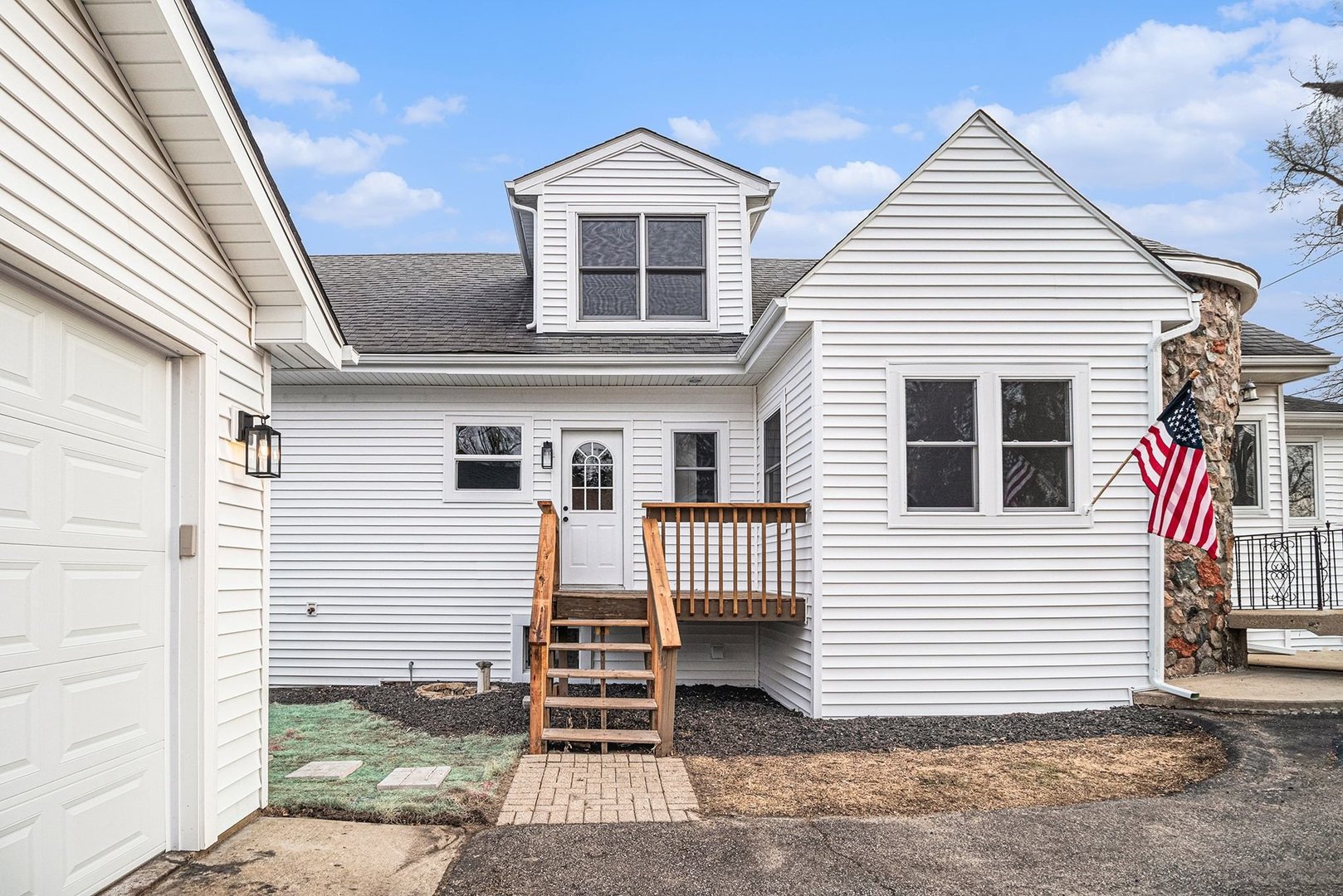 1104 Hillcrest Avenue, Fox River Grove, IL 60021