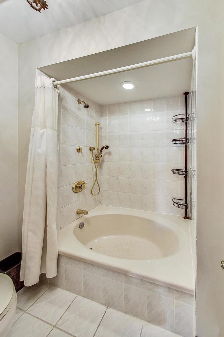 Libertyville, IL 60048