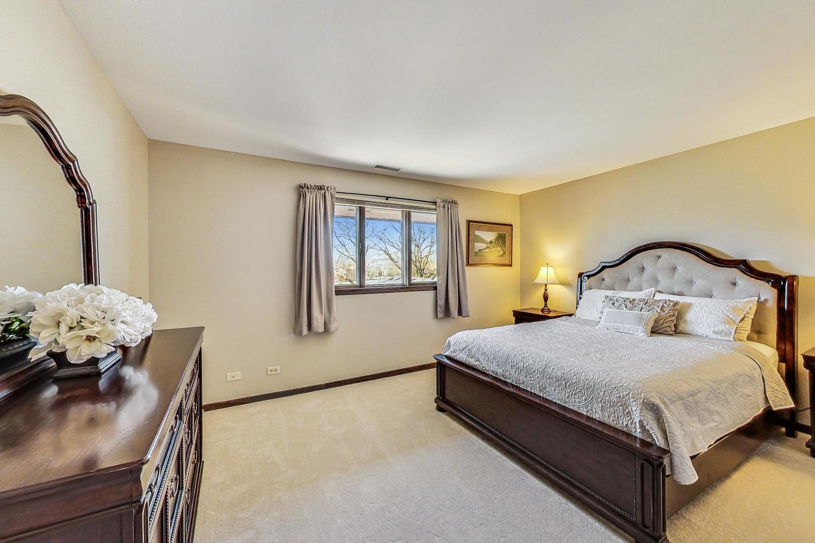 Libertyville, IL 60048