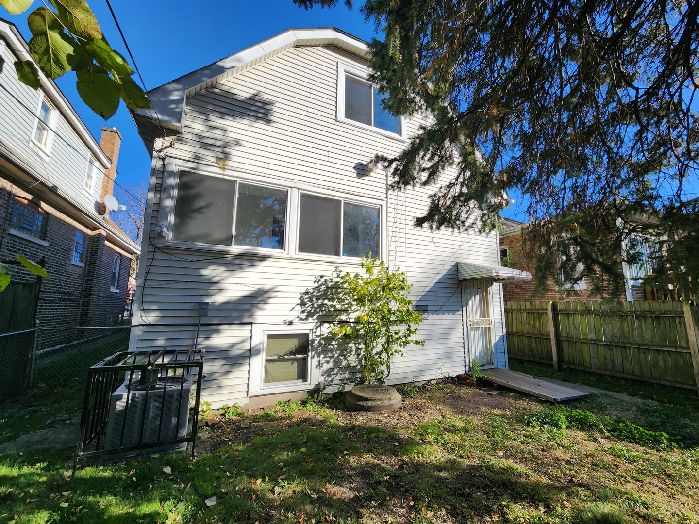 9350 S MANISTEE Avenue, Chicago, IL 60617