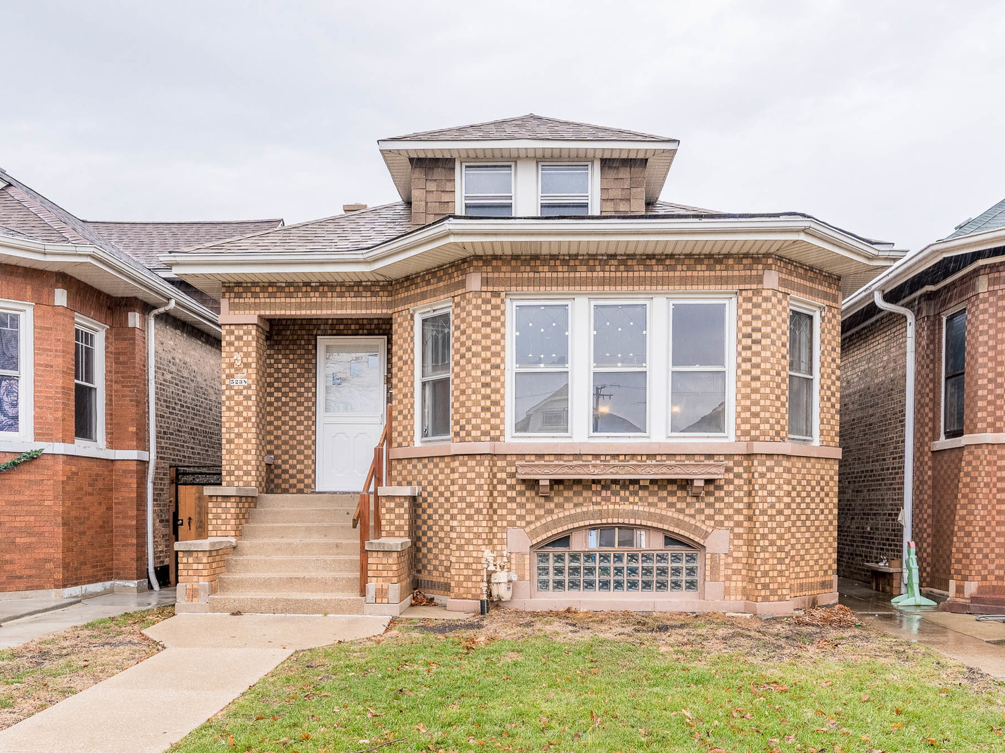 5238 W Wolfram Street, Chicago, IL 60641