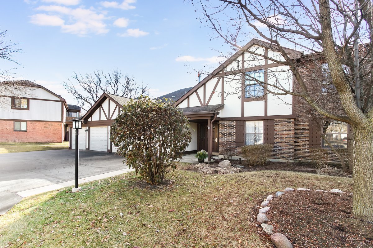 275 Wilmette Court #B1, Schaumburg, IL 60193