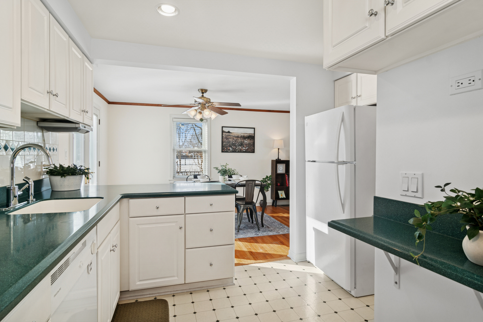 7459 W Catalpa Avenue, Chicago, IL 60656