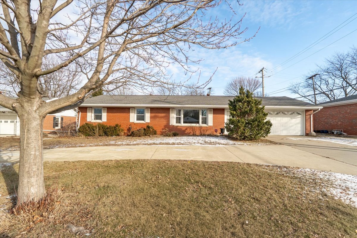 226 Fairway Drive, Bloomington, IL 61701