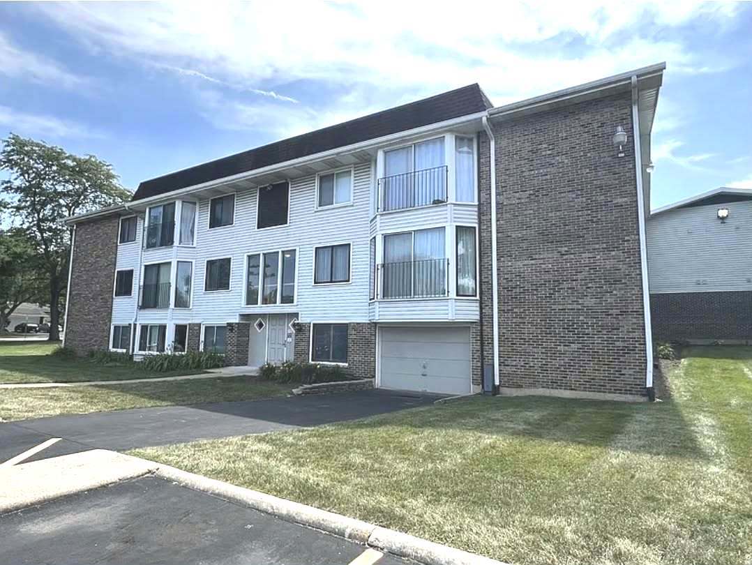 2800 Mitchell Drive #3, Woodridge, IL 60517
