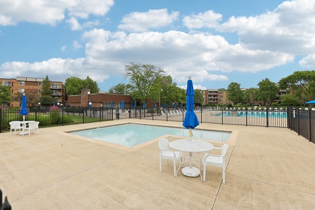 263 S Clubhouse Drive #304, Palatine, IL 60074