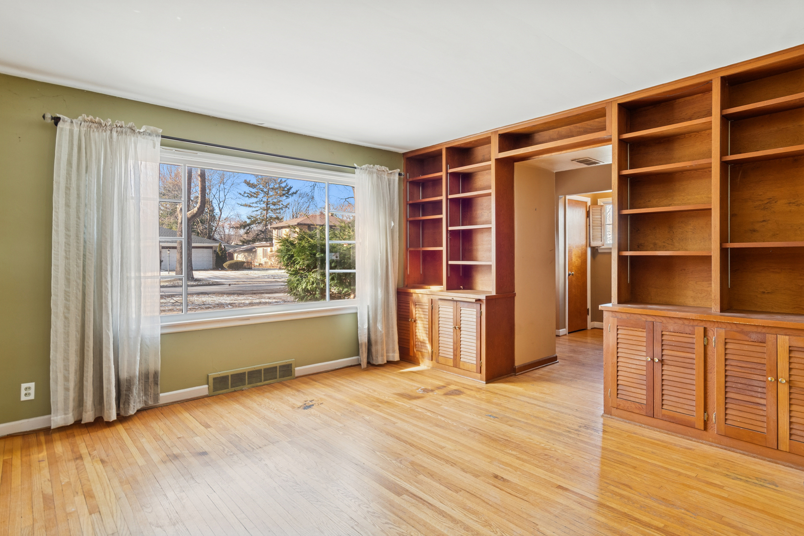 210 S Gladstone Avenue, Aurora, IL 60506