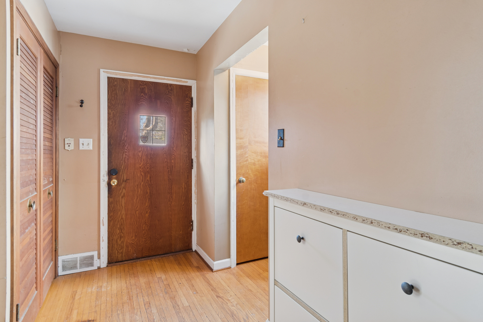 210 S Gladstone Avenue, Aurora, IL 60506