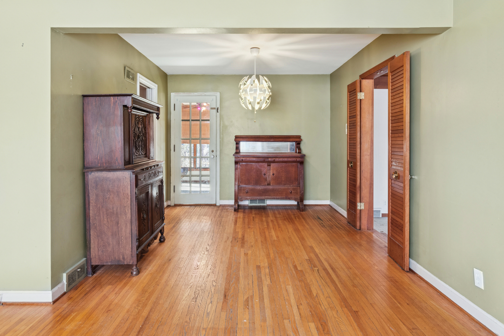 210 S Gladstone Avenue, Aurora, IL 60506