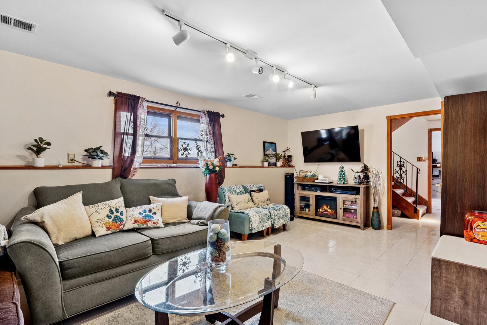 341 Woodlyn Drive, Aurora, IL 60505