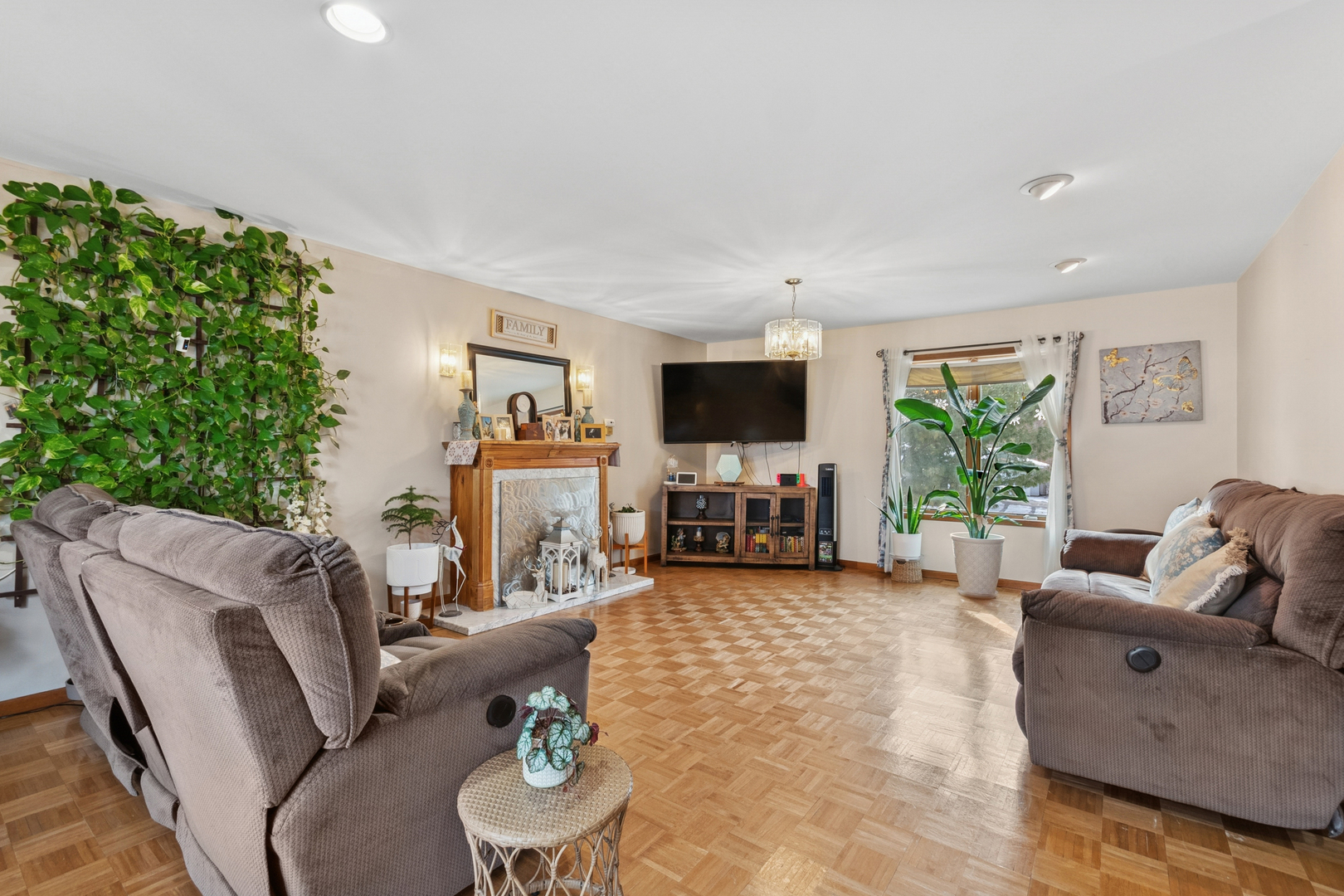 341 Woodlyn Drive, Aurora, IL 60505