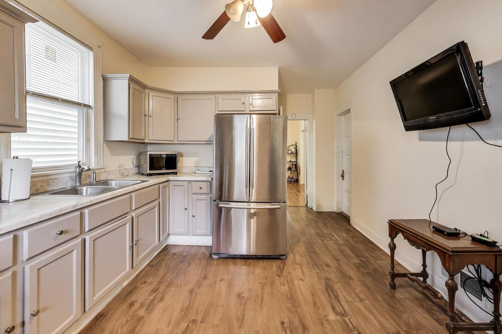 3634 W Dickens Avenue, Chicago, IL 60647