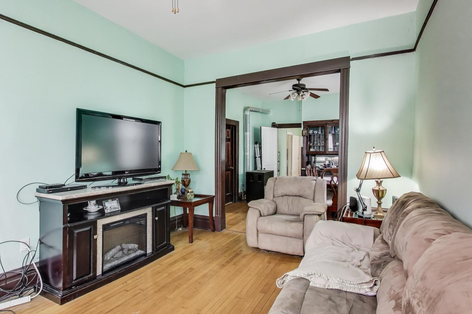 3634 W Dickens Avenue, Chicago, IL 60647