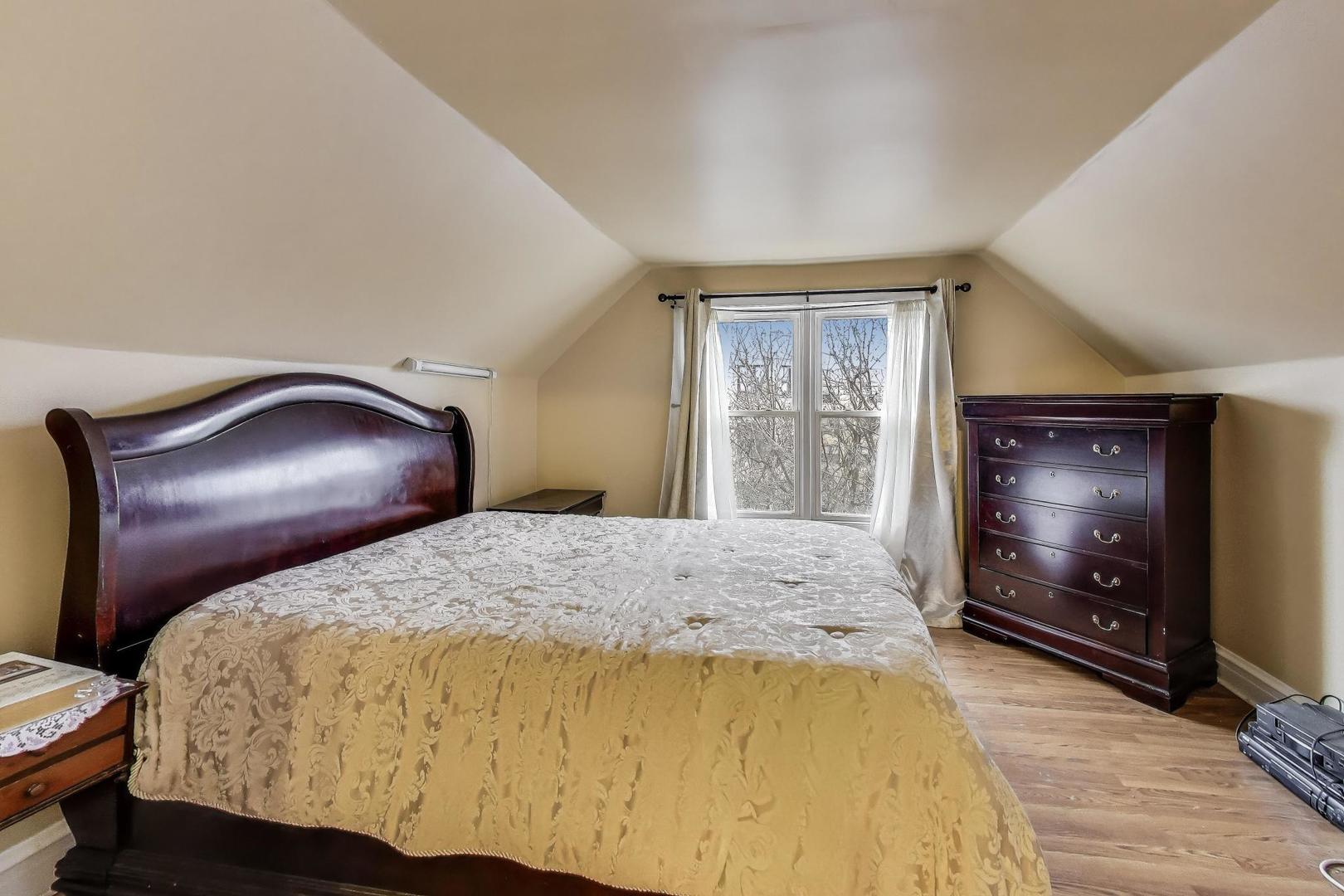 3634 W Dickens Avenue, Chicago, IL 60647