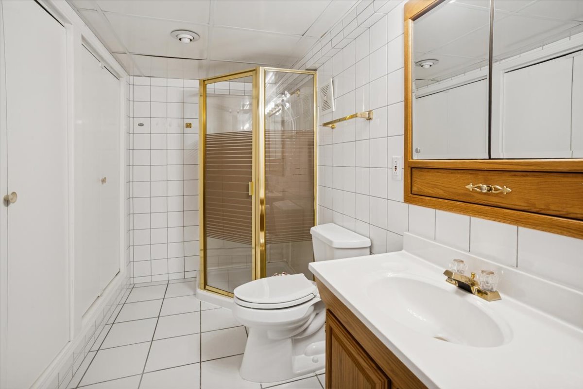 1820 W Thornwood Lane, Mount Prospect, IL 60056