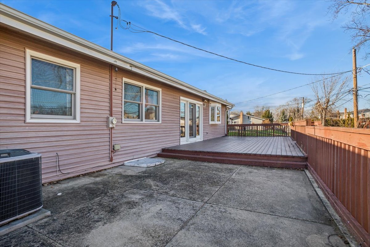 1820 W Thornwood Lane, Mount Prospect, IL 60056