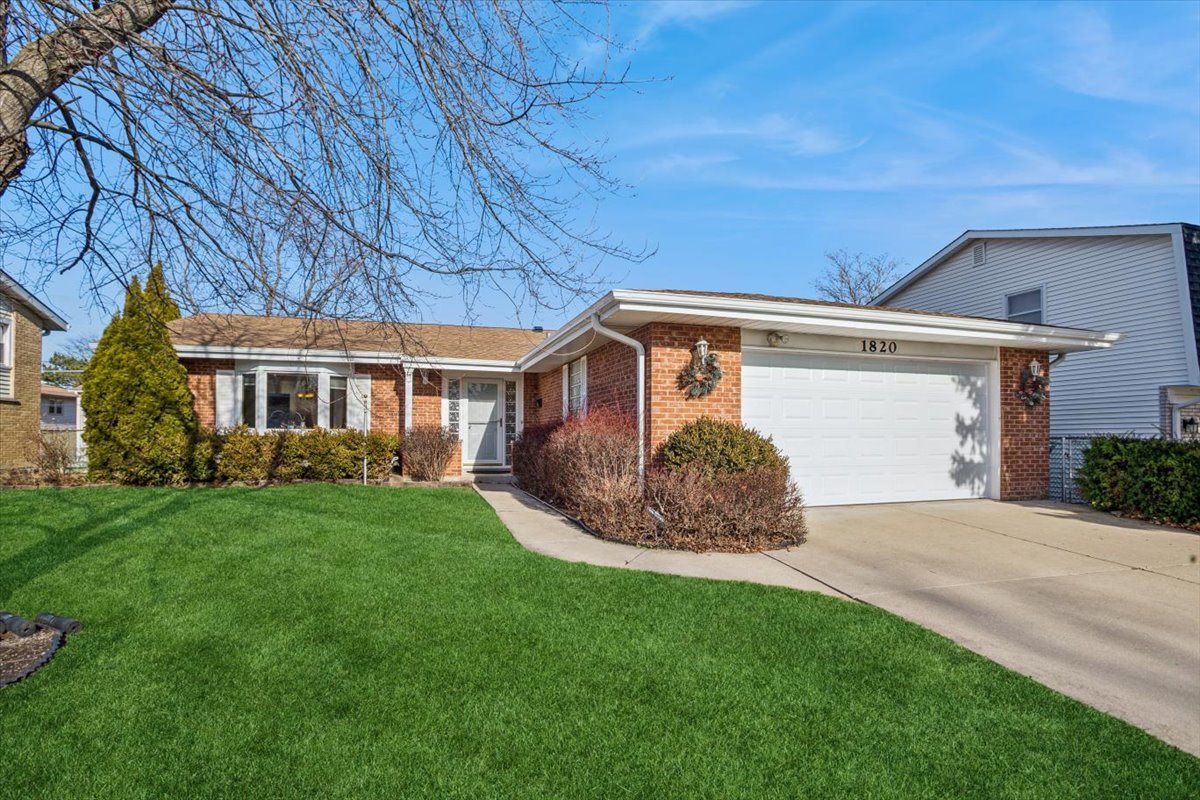 1820 W Thornwood Lane, Mount Prospect, IL 60056