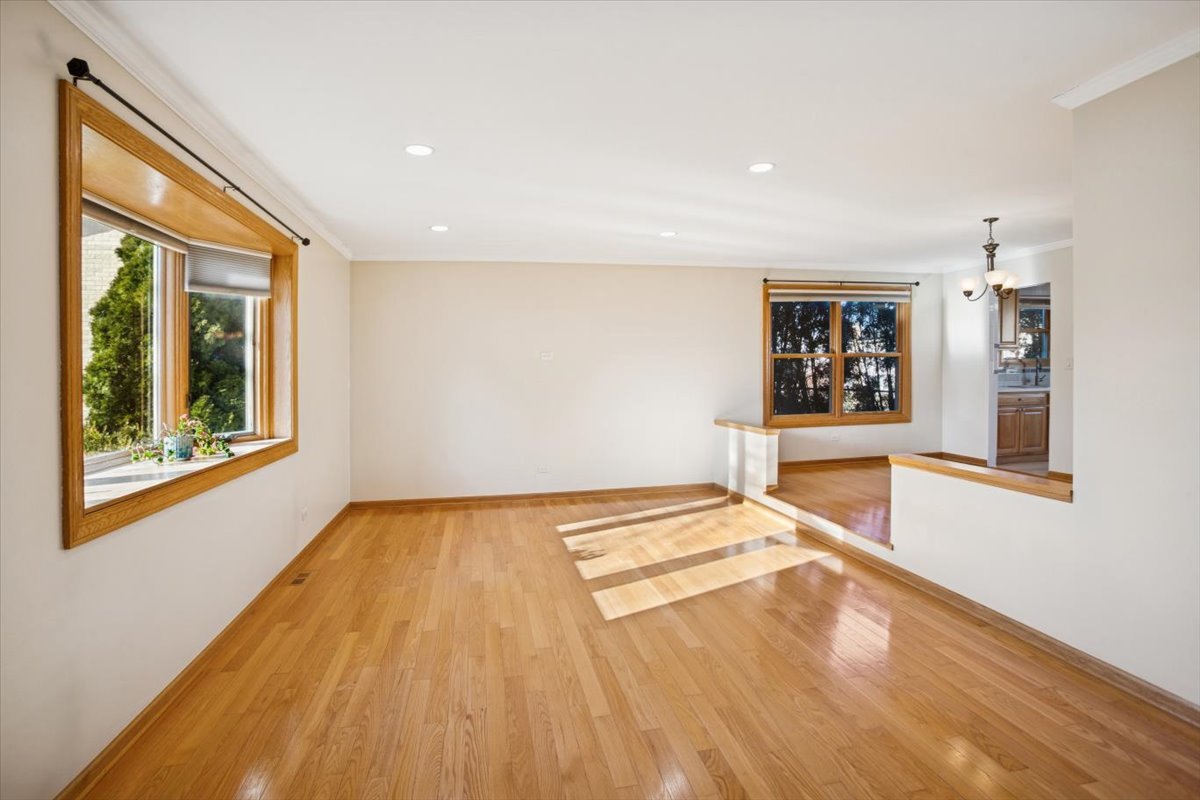 1820 W Thornwood Lane, Mount Prospect, IL 60056