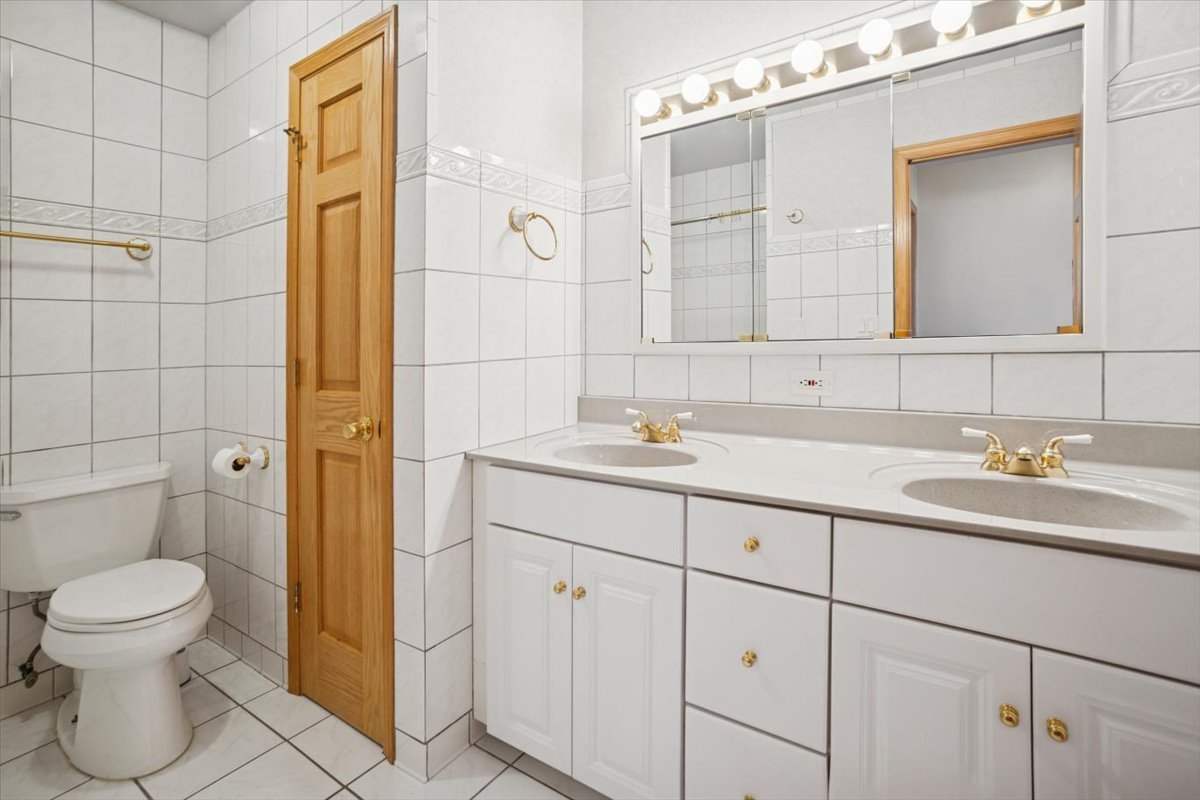 1820 W Thornwood Lane, Mount Prospect, IL 60056