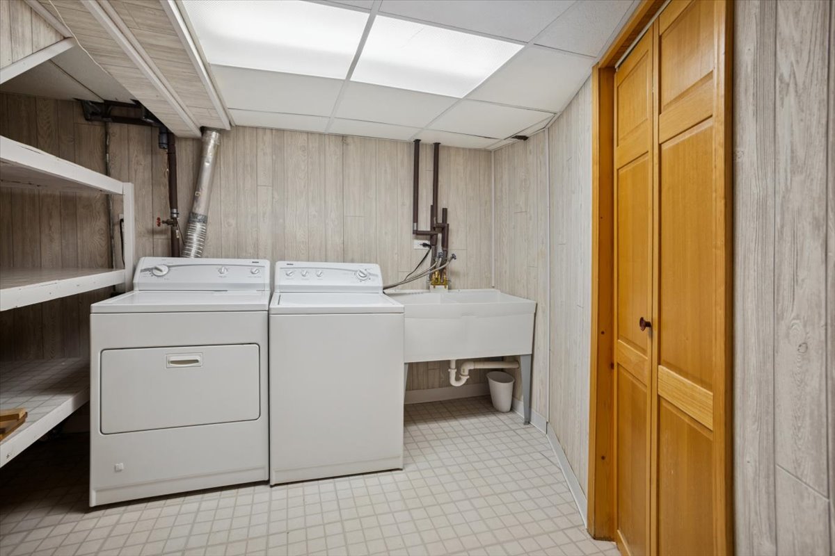 1820 W Thornwood Lane, Mount Prospect, IL 60056