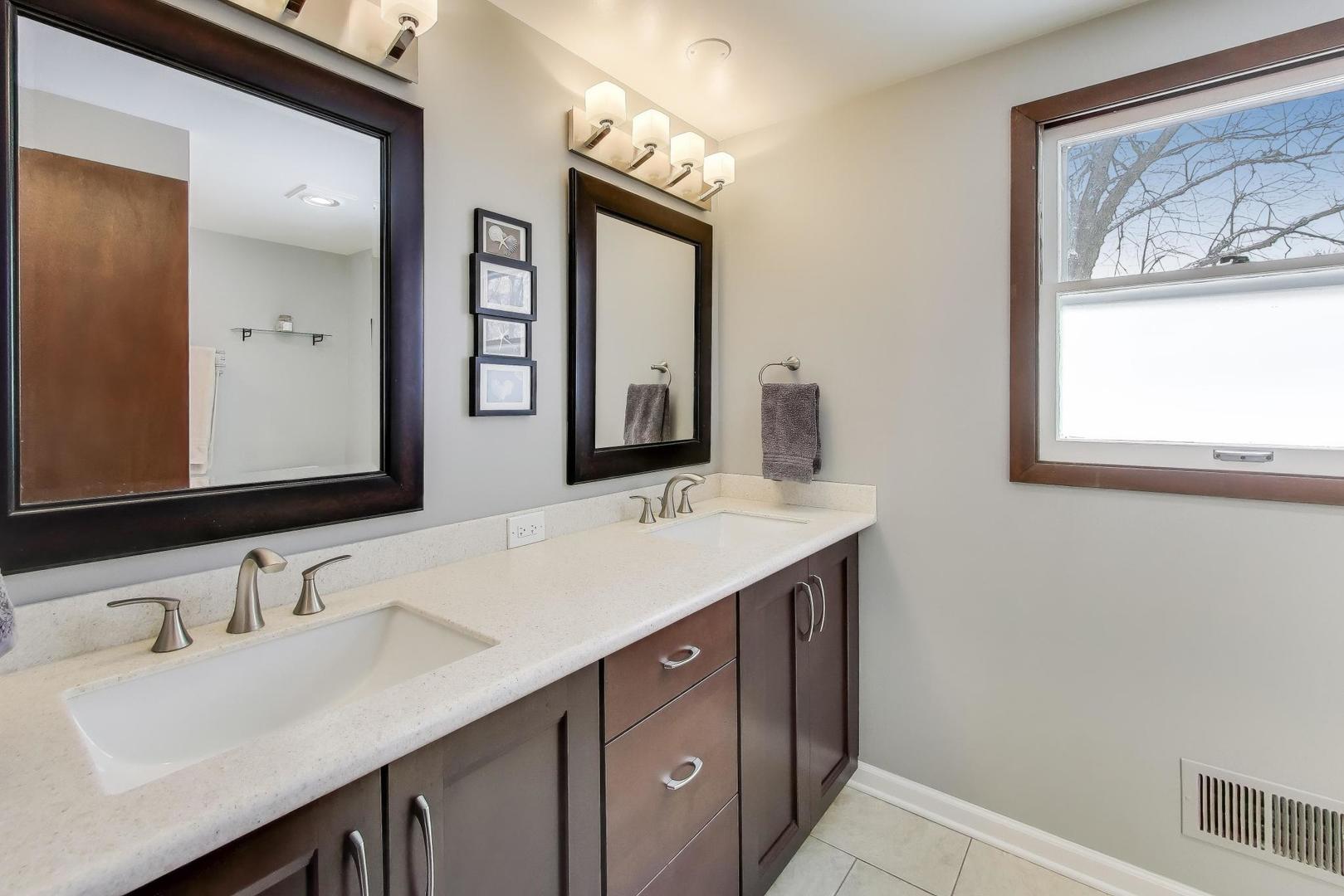 913 N Arrowhead Drive, Palatine, IL 60074