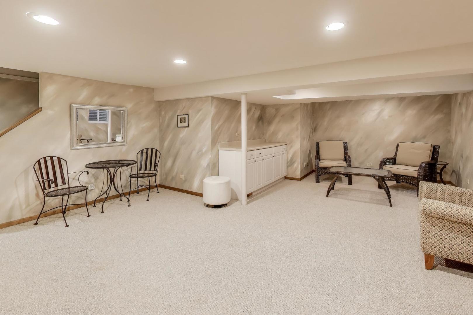 913 N Arrowhead Drive, Palatine, IL 60074