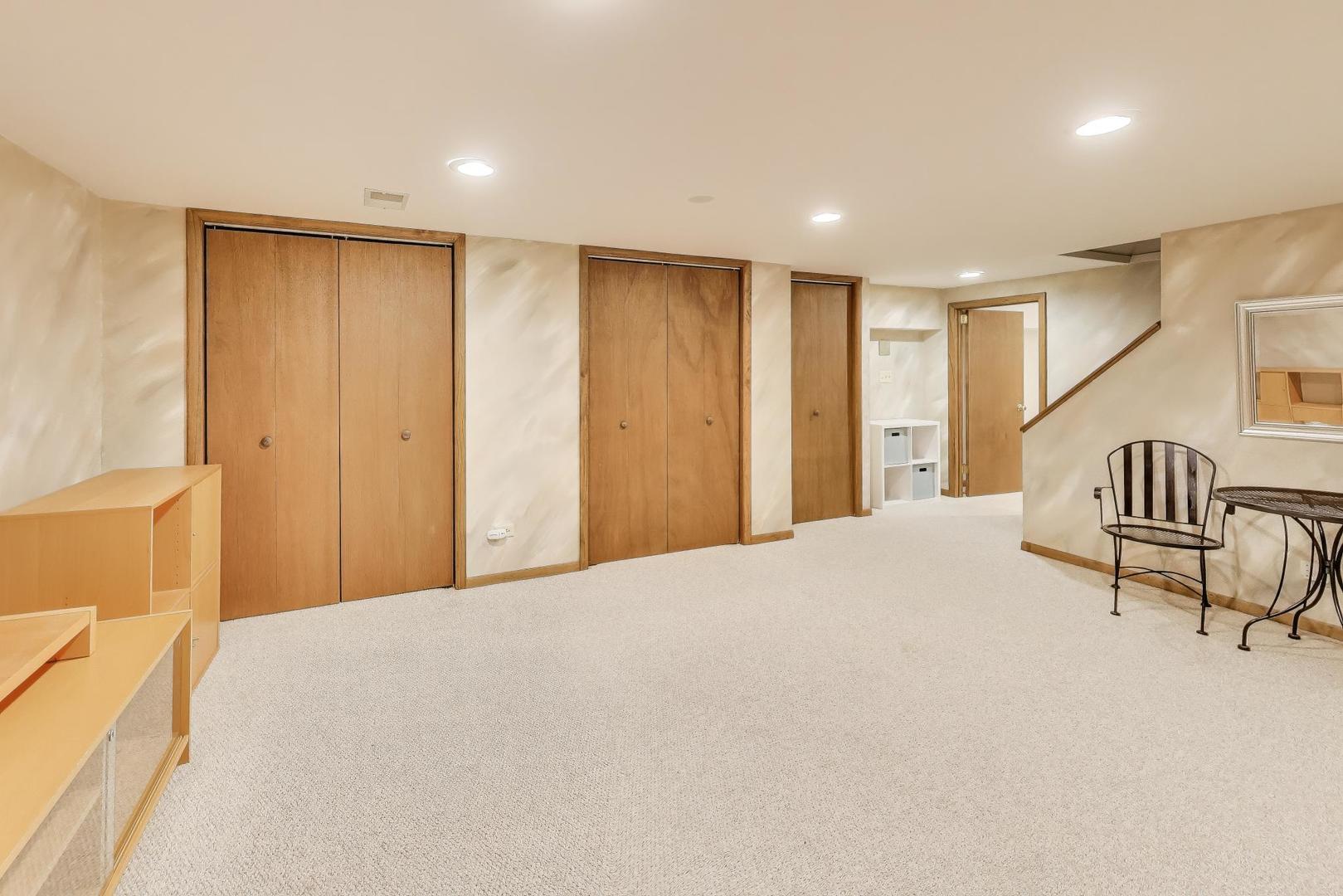 913 N Arrowhead Drive, Palatine, IL 60074