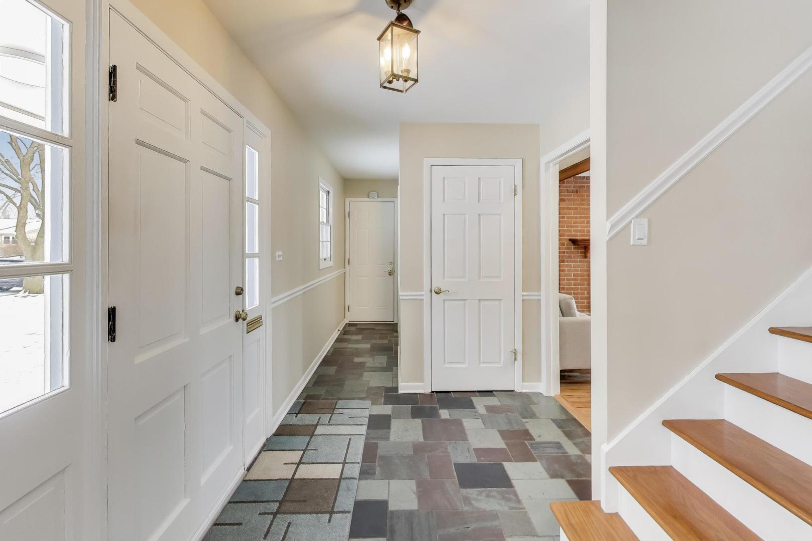 913 N Arrowhead Drive, Palatine, IL 60074